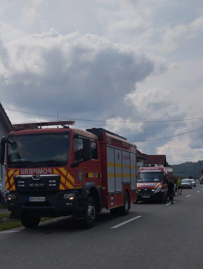 Un tată și fiul său de 9 ani au murit electrocutați într-o piscină gonflabilă, la Cârța, în județul Sibiu. Ambii sunt cetățeni străini 997037