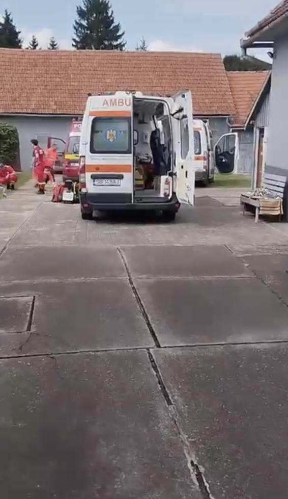 Un tată și fiul său de 9 ani au murit electrocutați într-o piscină gonflabilă, la Cârța, în județul Sibiu. Ambii sunt cetățeni străini 997041