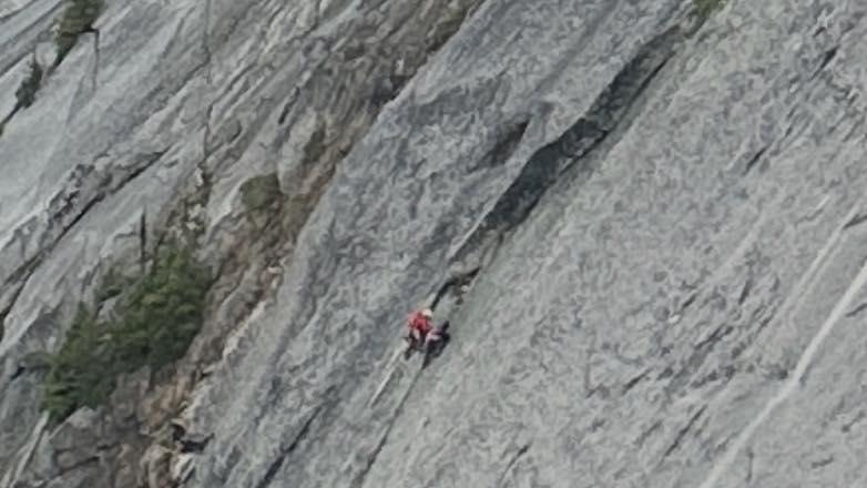 Doi bărbați au rămași agățați pe o stâncă, la sute de metri înălțime, o noapte întreagă. Cum au fost savați, până la urmă 997201