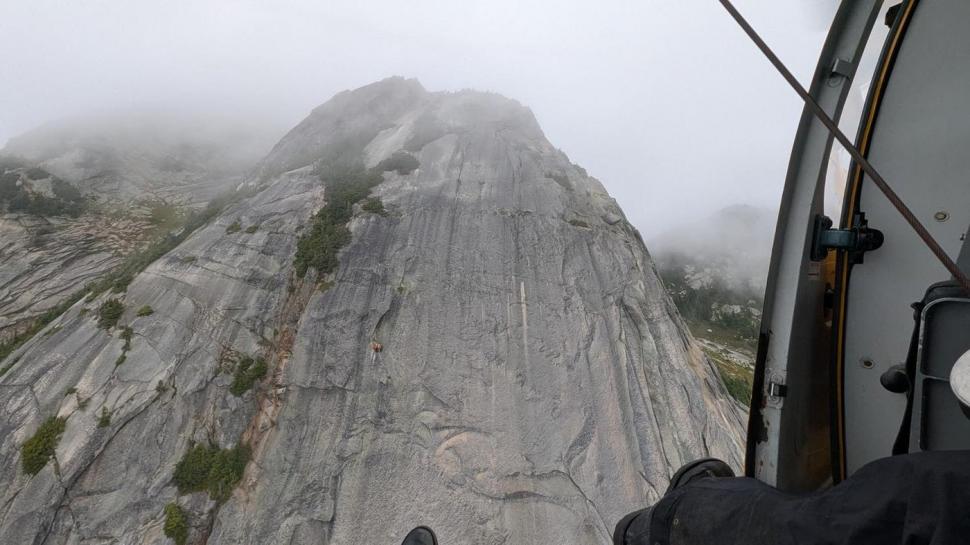 Doi bărbați au rămași agățați pe o stâncă, la sute de metri înălțime, o noapte întreagă. Cum au fost savați, până la urmă 997202