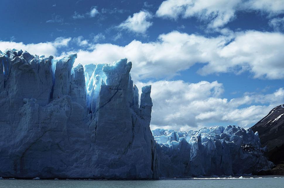 Cel mai faimos ghețar din lume se topește într-un ritm neașteptat: „Se desprinde de punctul de ancorare”. Cum arată Perito Moreno 997343