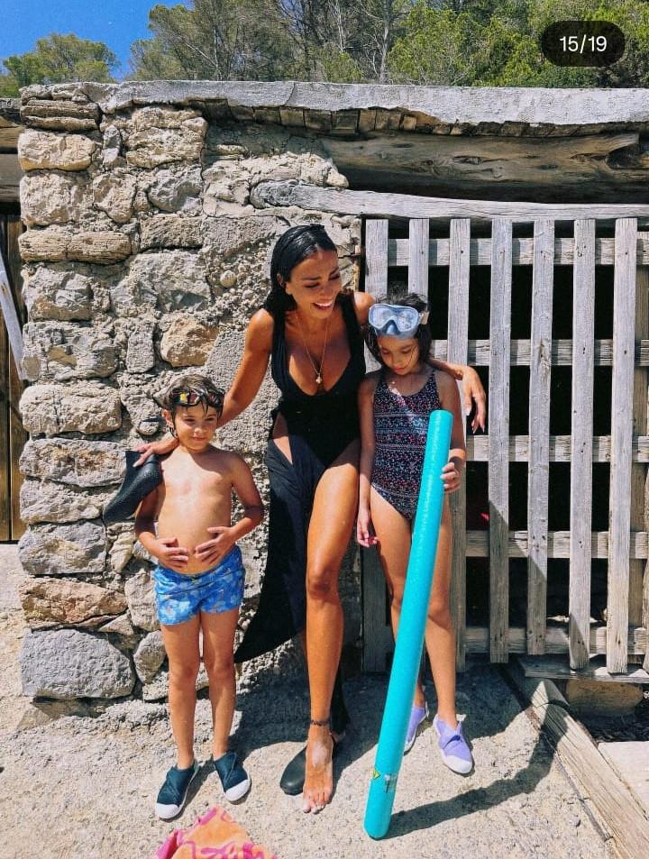 Mădălina Ghenea a fost sărbătorită cu o petrecere surpriză de ziua ei. Actriţa a împlinit 38 de ani şi a publicat poze de colecţie 997482