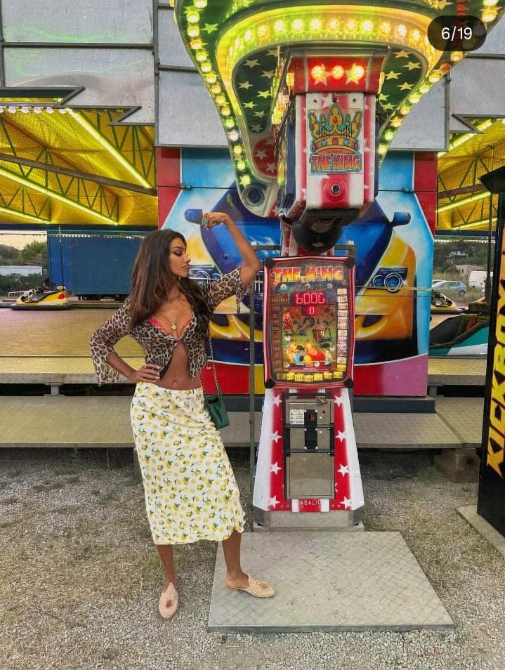 Mădălina Ghenea a fost sărbătorită cu o petrecere surpriză de ziua ei. Actriţa a împlinit 38 de ani şi a publicat poze de colecţie 997491