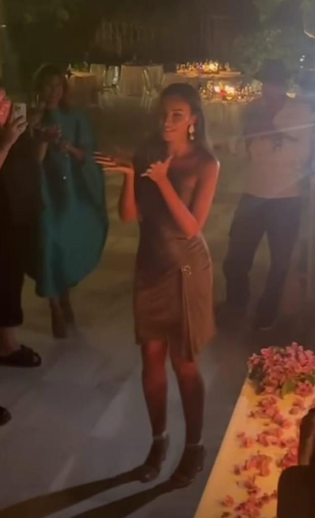 Mădălina Ghenea a fost sărbătorită cu o petrecere surpriză de ziua ei. Actriţa a împlinit 38 de ani şi a publicat poze de colecţie 997499