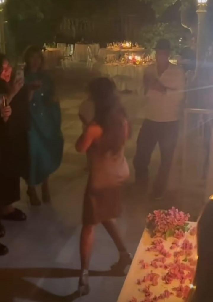 Mădălina Ghenea a fost sărbătorită cu o petrecere surpriză de ziua ei. Actriţa a împlinit 38 de ani şi a publicat poze de colecţie 997500