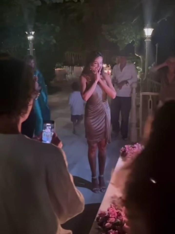 Mădălina Ghenea a fost sărbătorită cu o petrecere surpriză de ziua ei. Actriţa a împlinit 38 de ani şi a publicat poze de colecţie 997501