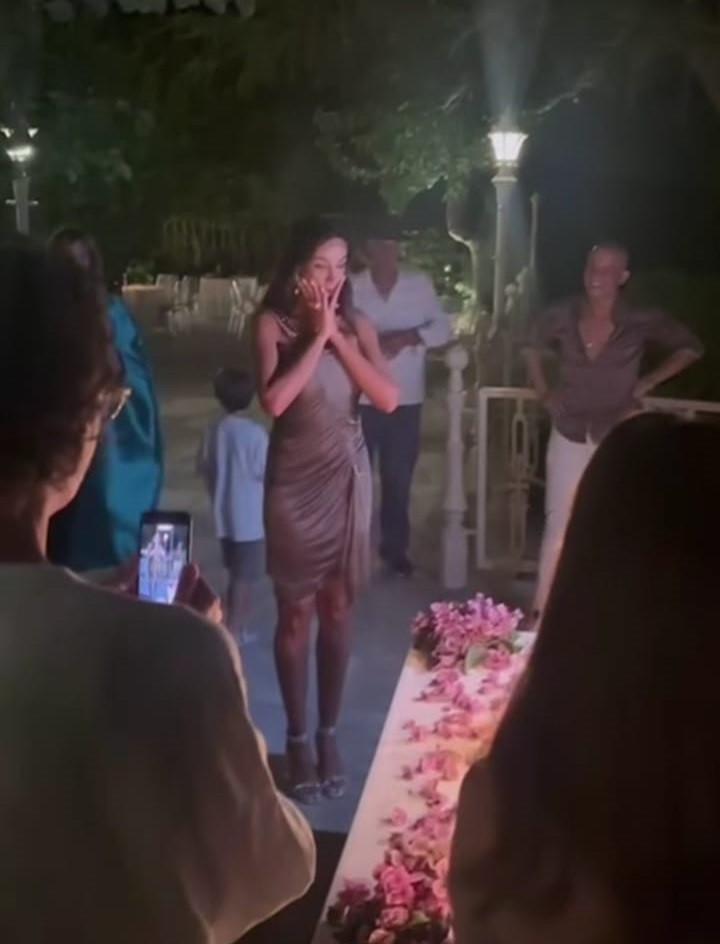 Mădălina Ghenea a fost sărbătorită cu o petrecere surpriză de ziua ei. Actriţa a împlinit 38 de ani şi a publicat poze de colecţie 997502