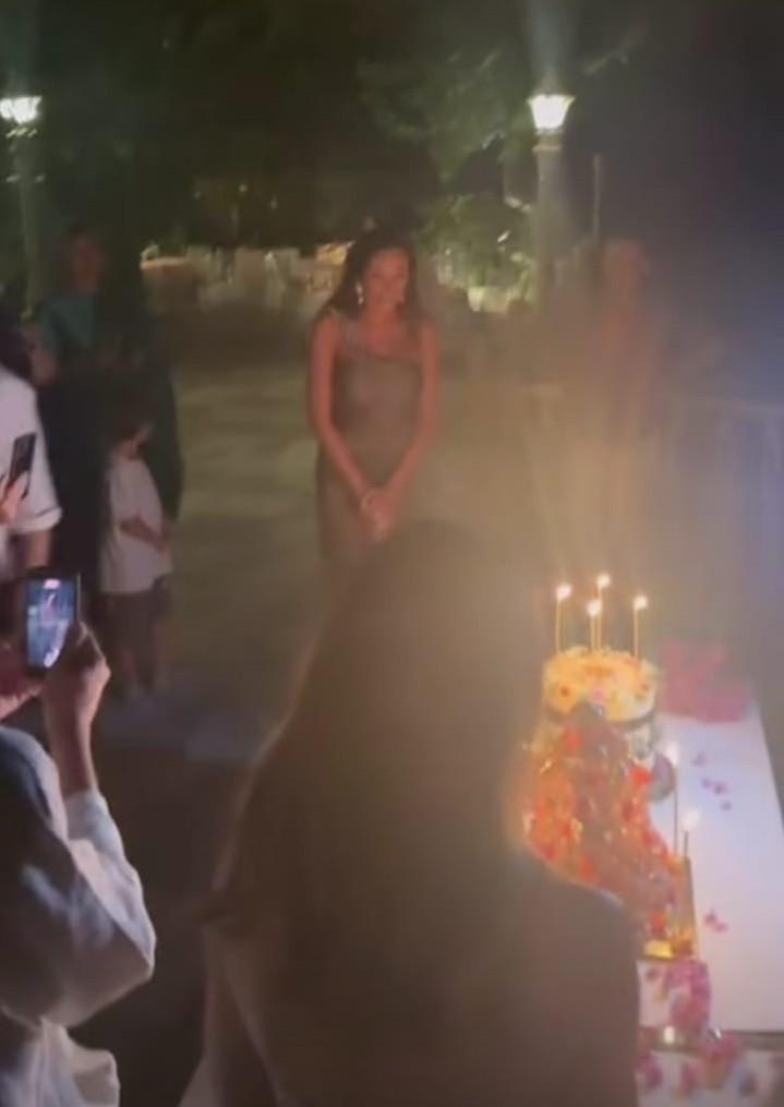 Mădălina Ghenea a fost sărbătorită cu o petrecere surpriză de ziua ei. Actriţa a împlinit 38 de ani şi a publicat poze de colecţie 997503