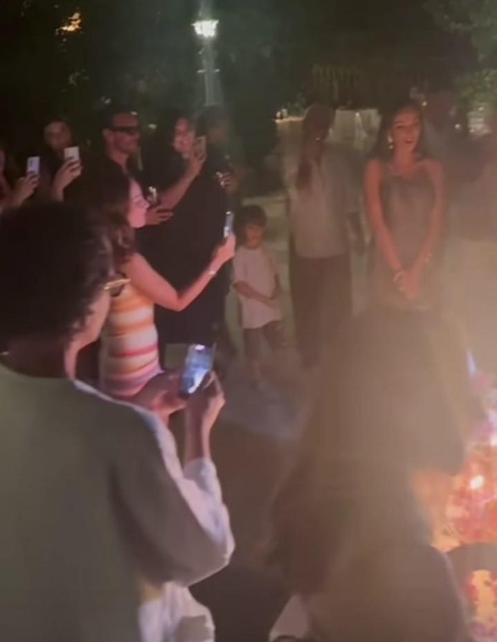 Mădălina Ghenea a fost sărbătorită cu o petrecere surpriză de ziua ei. Actriţa a împlinit 38 de ani şi a publicat poze de colecţie 997504