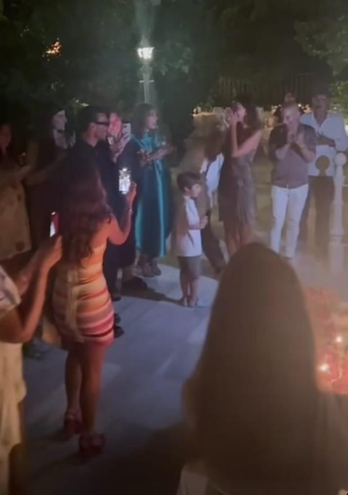 Mădălina Ghenea a fost sărbătorită cu o petrecere surpriză de ziua ei. Actriţa a împlinit 38 de ani şi a publicat poze de colecţie 997507