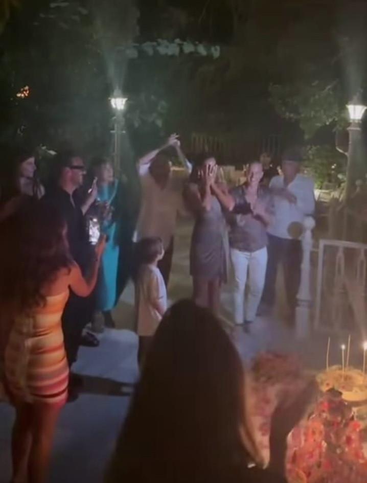 Mădălina Ghenea a fost sărbătorită cu o petrecere surpriză de ziua ei. Actriţa a împlinit 38 de ani şi a publicat poze de colecţie 997508