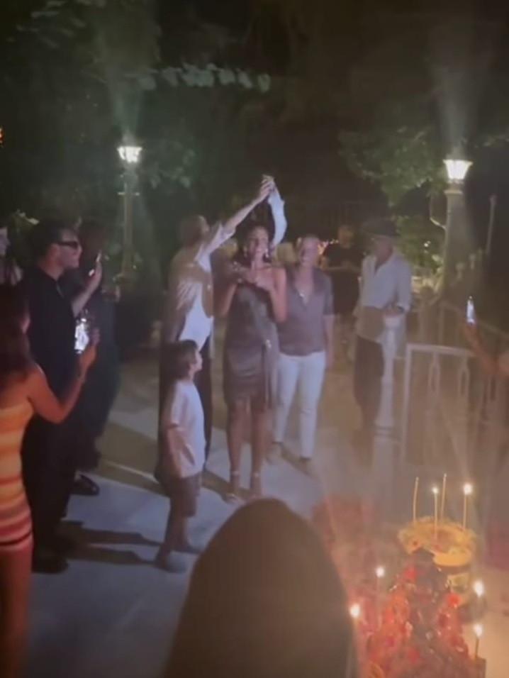 Mădălina Ghenea a fost sărbătorită cu o petrecere surpriză de ziua ei. Actriţa a împlinit 38 de ani şi a publicat poze de colecţie 997509