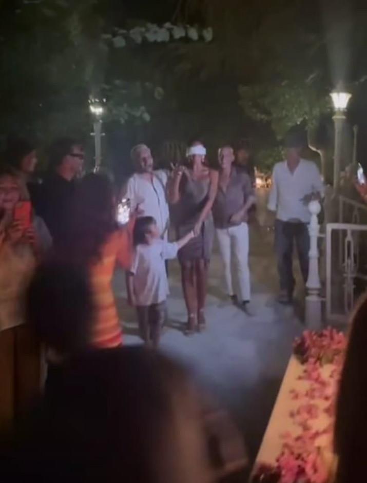 Mădălina Ghenea a fost sărbătorită cu o petrecere surpriză de ziua ei. Actriţa a împlinit 38 de ani şi a publicat poze de colecţie 997510