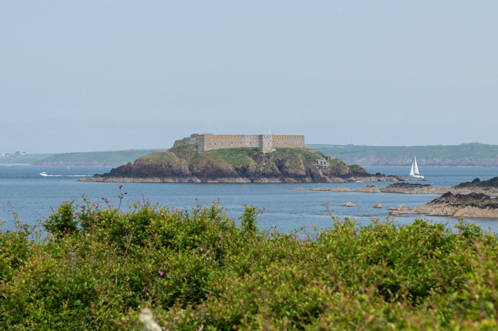 O insulă privată din Țara Galilor, cu o fortăreață din secolul al XIX-lea, a fost scoasă la vânzare. Cum arată "Insula Thorne" 997440