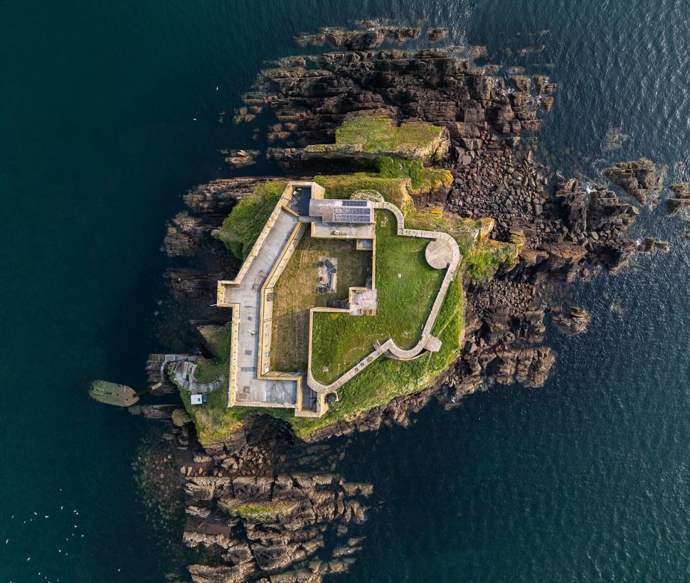 O insulă privată din Țara Galilor, cu o fortăreață din secolul al XIX-lea, a fost scoasă la vânzare. Cum arată "Insula Thorne" 997441