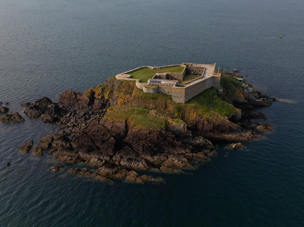 O insulă privată din Țara Galilor, cu o fortăreață din secolul al XIX-lea, a fost scoasă la vânzare. Cum arată "Insula Thorne" 997442