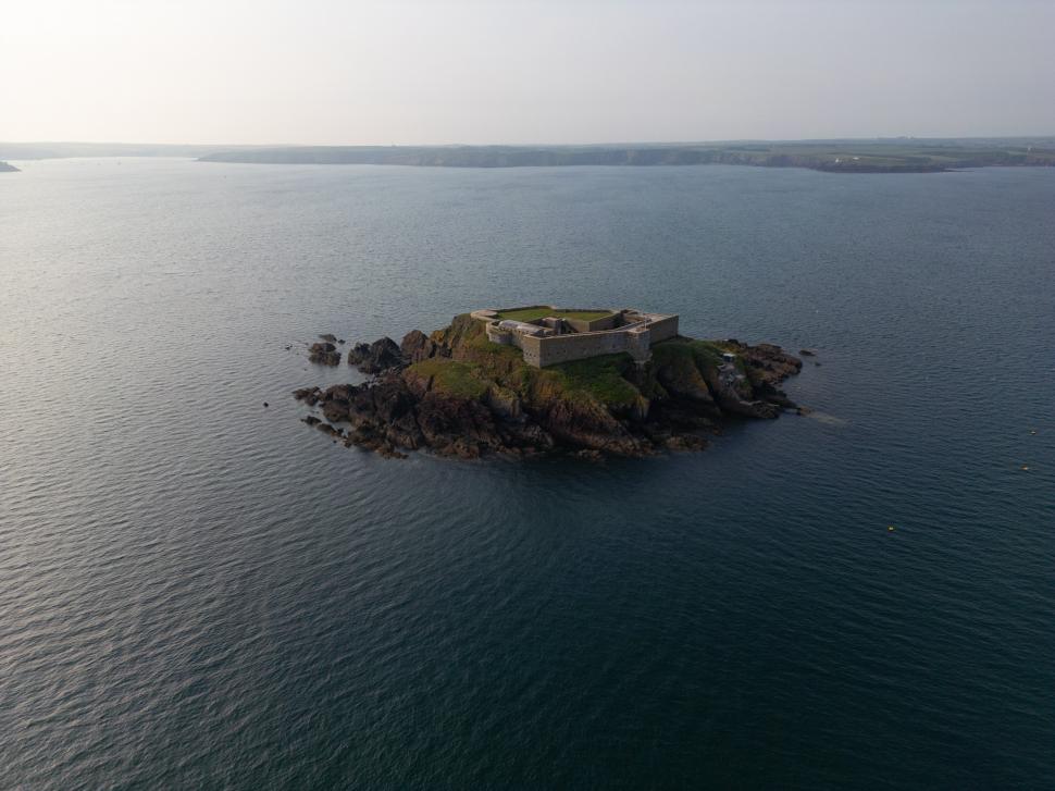 O insulă privată din Țara Galilor, cu o fortăreață din secolul al XIX-lea, a fost scoasă la vânzare. Cum arată "Insula Thorne" 997443