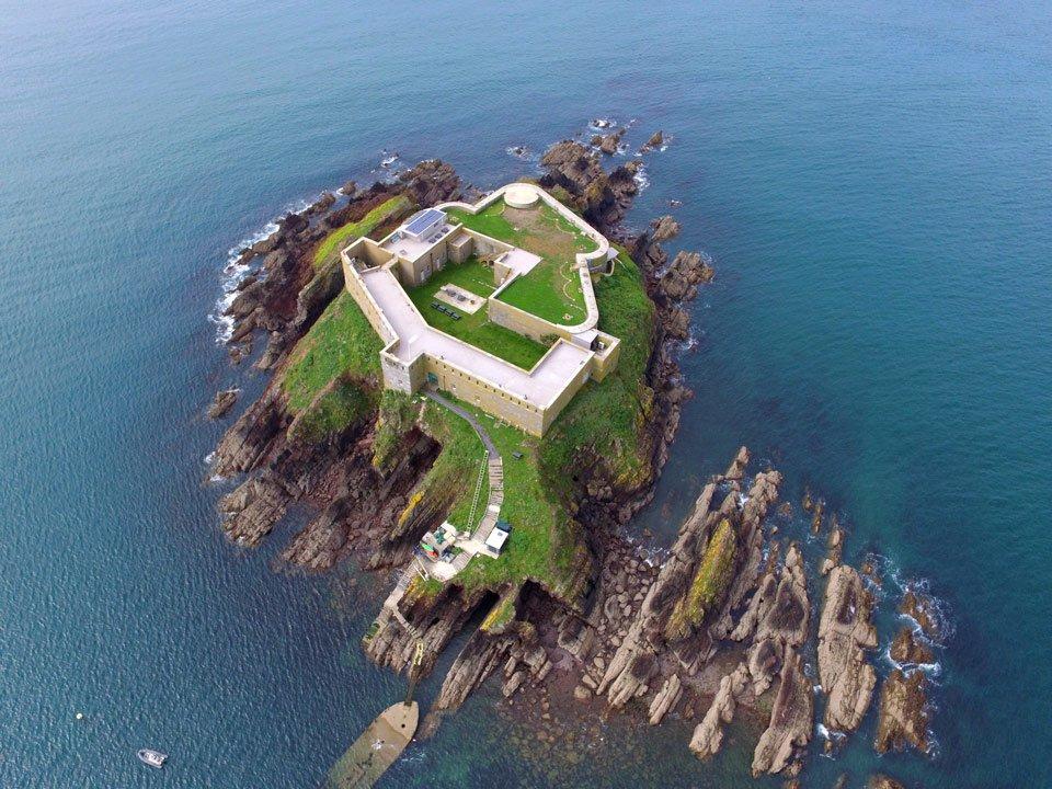 O insulă privată din Țara Galilor, cu o fortăreață din secolul al XIX-lea, a fost scoasă la vânzare. Cum arată "Insula Thorne" 997444