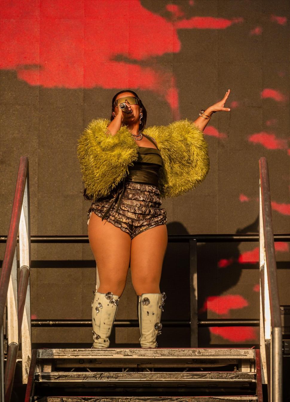 Nelly Furtado și-a etalat noile forme în pantaloni scurți, la un festival în UK: E în regulă să fii ok cu ceea ce vezi în oglindă 997839