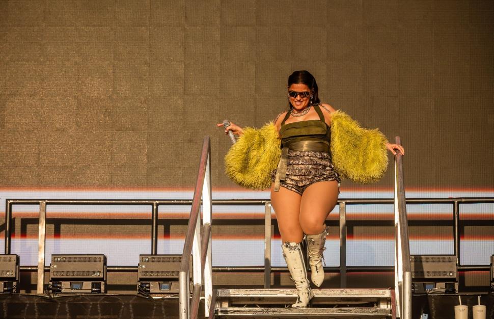 Nelly Furtado și-a etalat noile forme în pantaloni scurți, la un festival în UK: E în regulă să fii ok cu ceea ce vezi în oglindă 997840