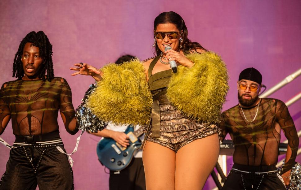 Nelly Furtado și-a etalat noile forme în pantaloni scurți, la un festival în UK: E în regulă să fii ok cu ceea ce vezi în oglindă 997841