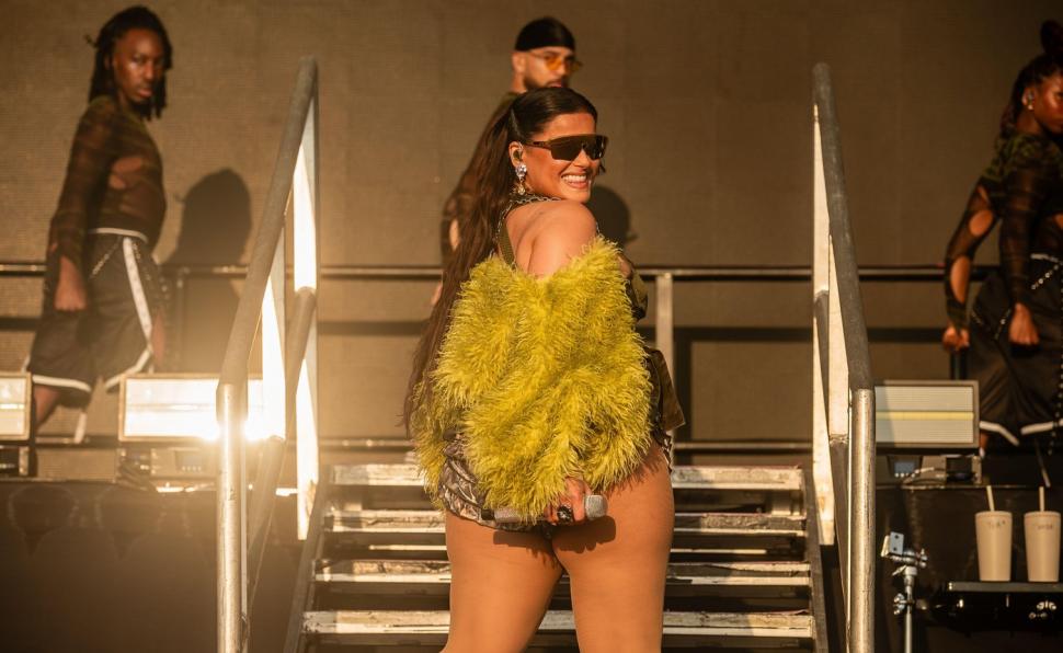 Nelly Furtado și-a etalat noile forme în pantaloni scurți, la un festival în UK: E în regulă să fii ok cu ceea ce vezi în oglindă 997842