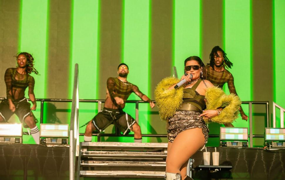 Nelly Furtado și-a etalat noile forme în pantaloni scurți, la un festival în UK: E în regulă să fii ok cu ceea ce vezi în oglindă 997843