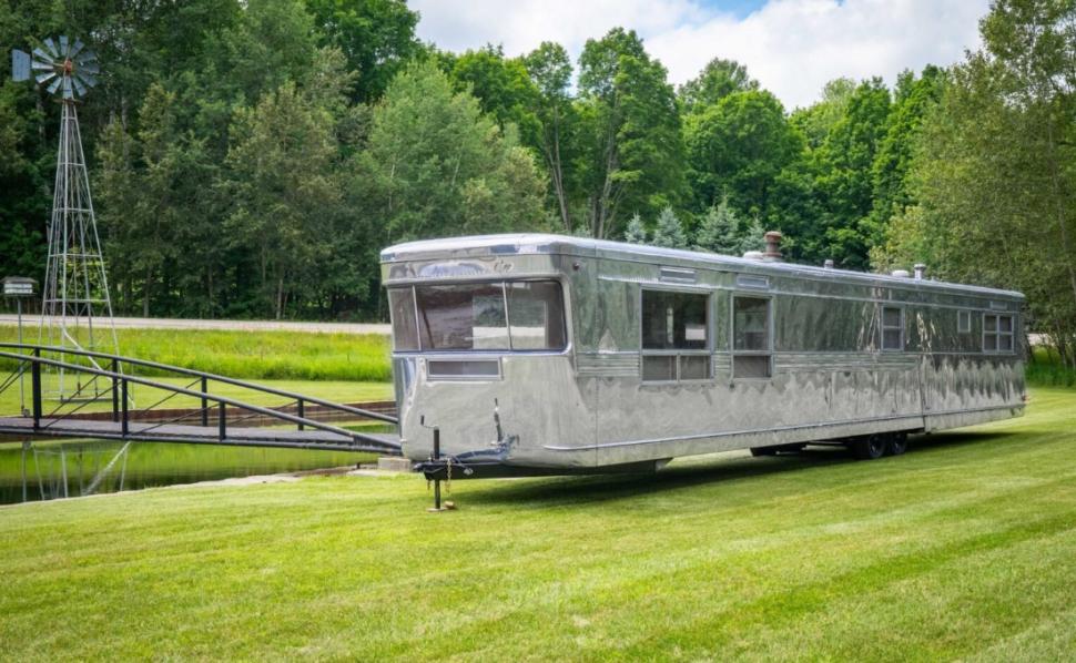 O rulotă veche de 70 de ani a fost transformată în casă, iar interiorul arată cu totul neașteptat 997730