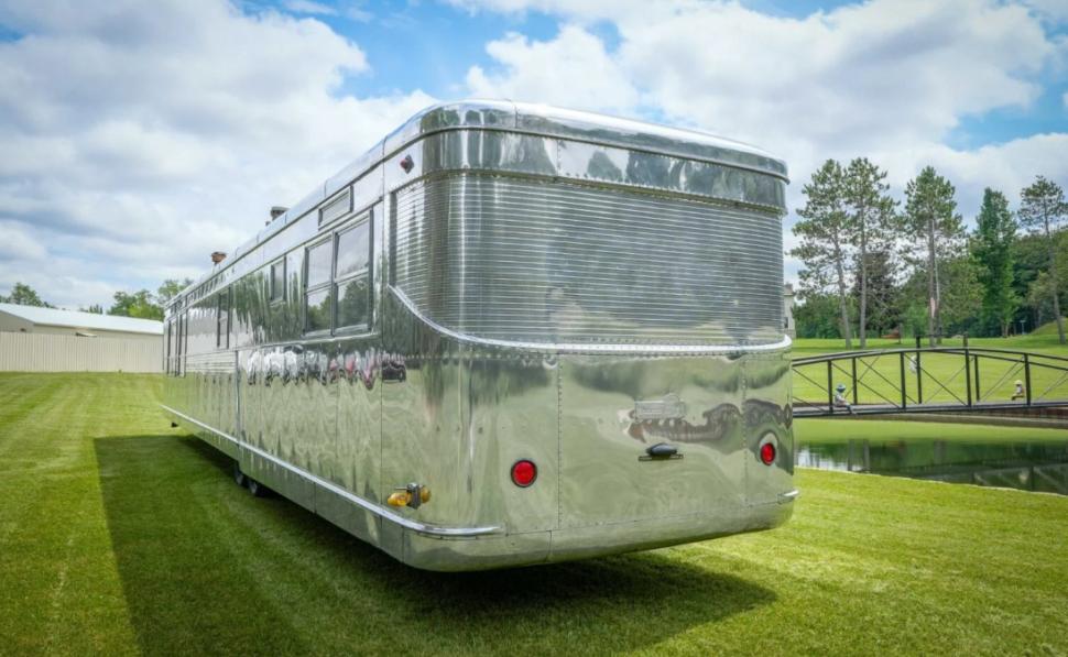 O rulotă veche de 70 de ani a fost transformată în casă, iar interiorul arată cu totul neașteptat 997731