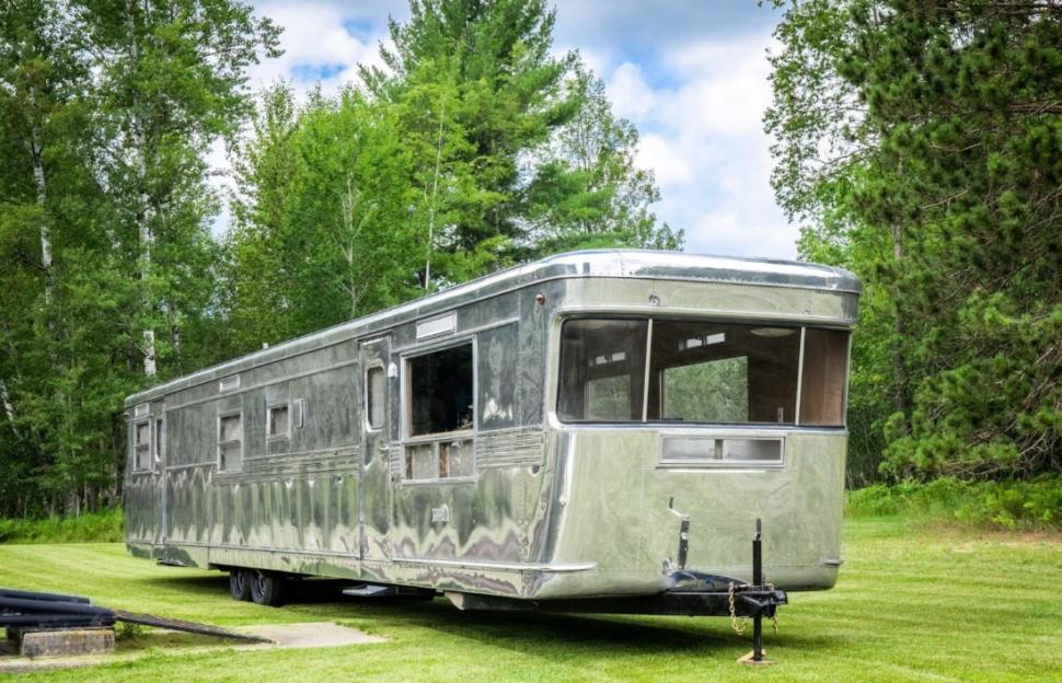 O rulotă veche de 70 de ani a fost transformată în casă, iar interiorul arată cu totul neașteptat 997732