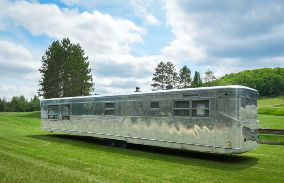 O rulotă veche de 70 de ani a fost transformată în casă, iar interiorul arată cu totul neașteptat 997733