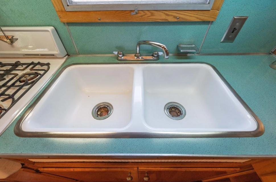 O rulotă veche de 70 de ani a fost transformată în casă, iar interiorul arată cu totul neașteptat 997737