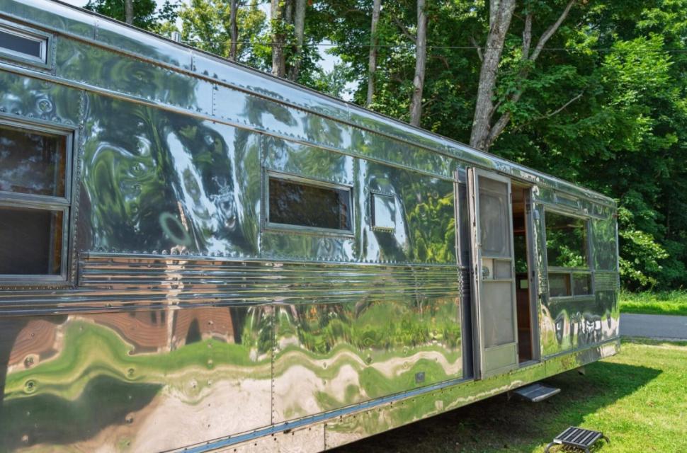 O rulotă veche de 70 de ani a fost transformată în casă, iar interiorul arată cu totul neașteptat 997738