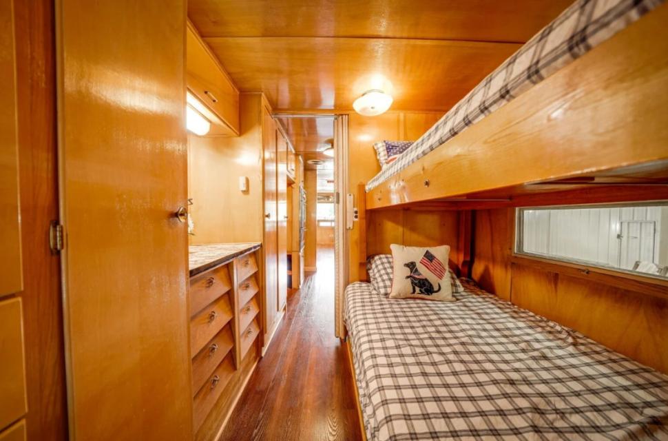 O rulotă veche de 70 de ani a fost transformată în casă, iar interiorul arată cu totul neașteptat 997741