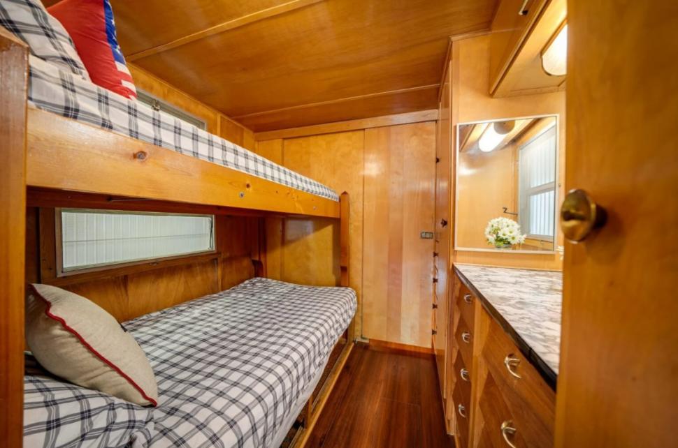 O rulotă veche de 70 de ani a fost transformată în casă, iar interiorul arată cu totul neașteptat 997742