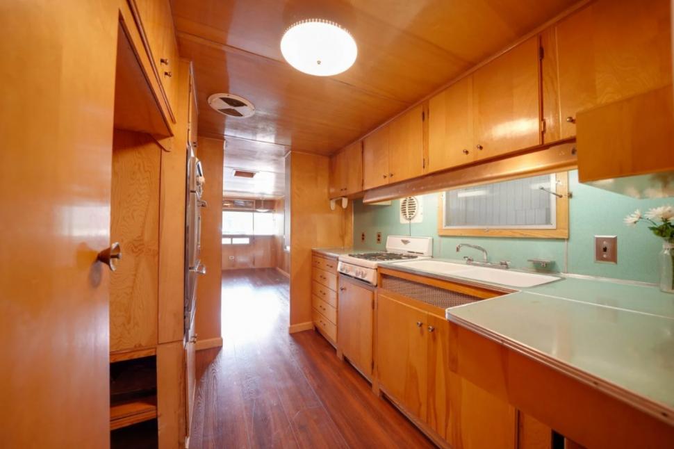 O rulotă veche de 70 de ani a fost transformată în casă, iar interiorul arată cu totul neașteptat 997743