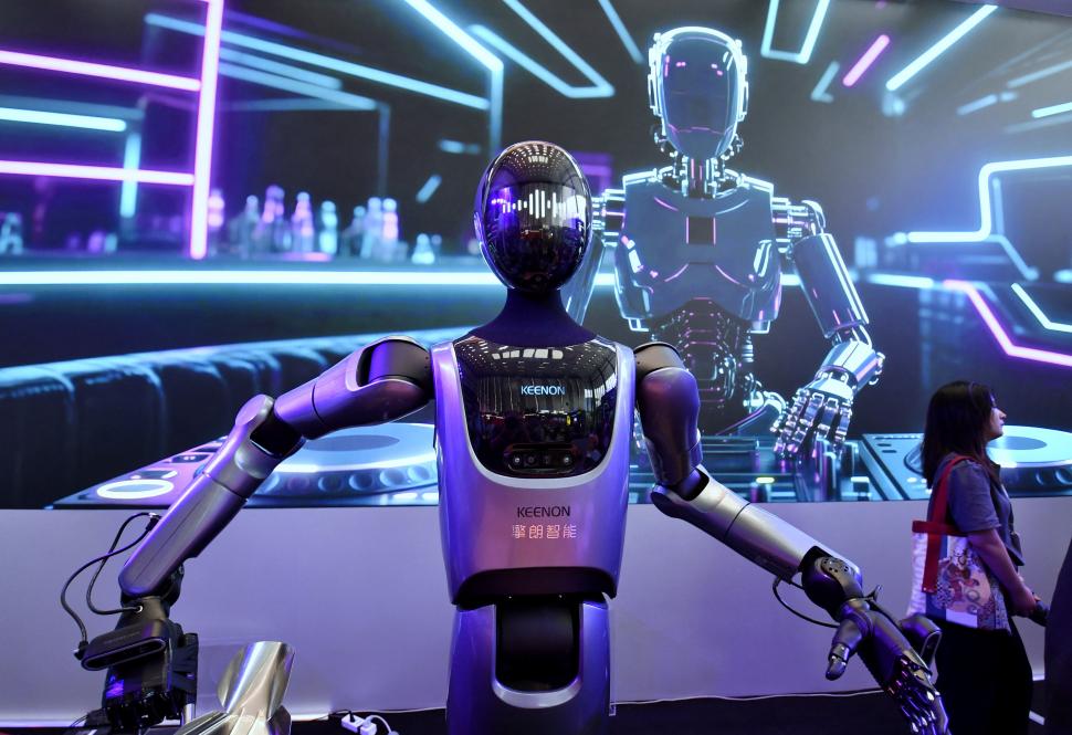 Roboți umanoizi care dansează, fac patul, operează sau cântă la pian: Ce „modele de inteligenţă întrupată” s-au lansat deja în lume 997858