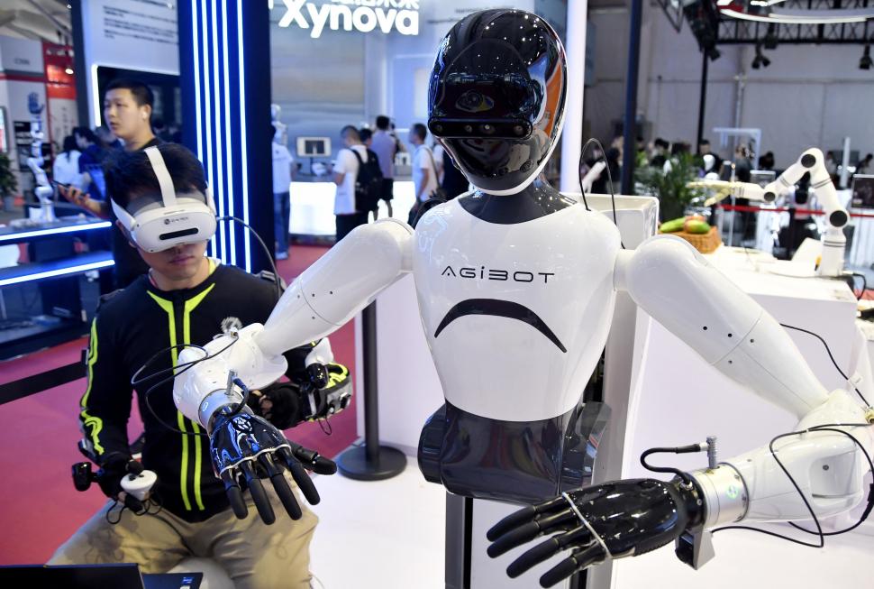 Roboți umanoizi care dansează, fac patul, operează sau cântă la pian: Ce „modele de inteligenţă întrupată” s-au lansat deja în lume 997860