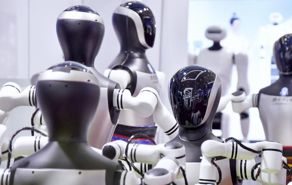 Roboți umanoizi care dansează, fac patul, operează sau cântă la pian: Ce „modele de inteligenţă întrupată” s-au lansat deja în lume 997861