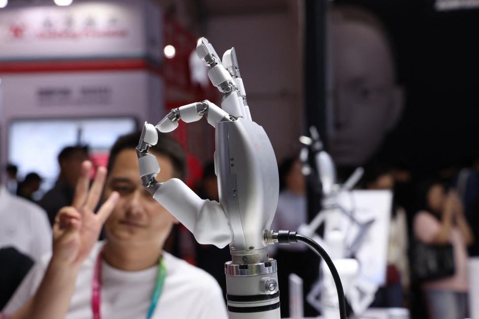 Roboți umanoizi care dansează, fac patul, operează sau cântă la pian: Ce „modele de inteligenţă întrupată” s-au lansat deja în lume 997862