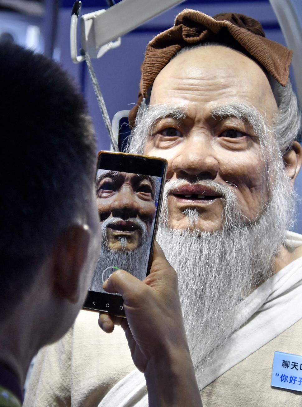 Roboți umanoizi care dansează, fac patul, operează sau cântă la pian: Ce „modele de inteligenţă întrupată” s-au lansat deja în lume 997863