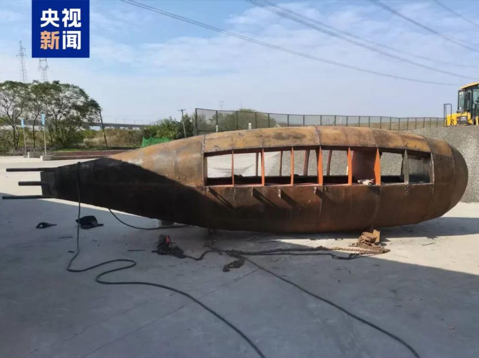 Un pensionar și-a făcut un submarin complet în curtea casei, fără nicio pregătire de specialitate. Apoi s-a scufundat cu el, în China 997721