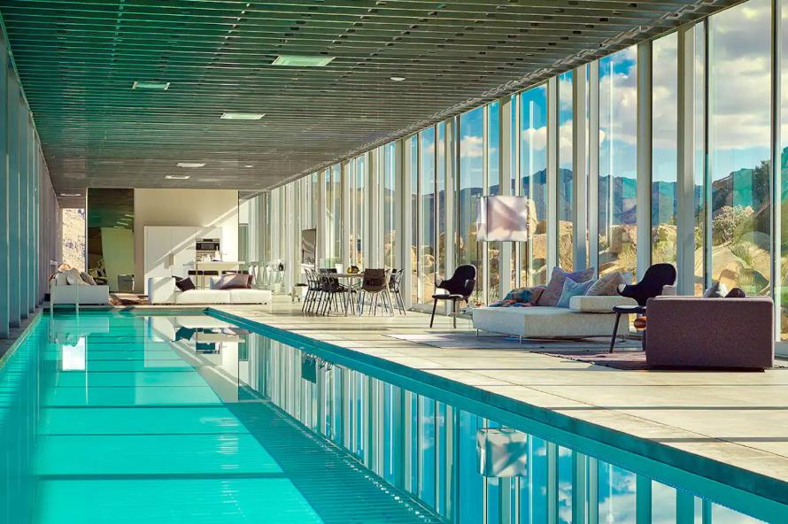 Cum arată în interior „Casa invizibilă”, acoperită cu oglinzi, care se camuflează perfect în decor. Locuința a fost scoasă la vânzare   998033