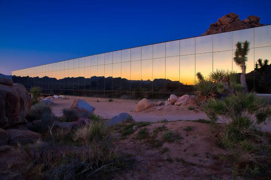 Cum arată în interior „Casa invizibilă”, acoperită cu oglinzi, care se camuflează perfect în decor. Locuința a fost scoasă la vânzare   998034