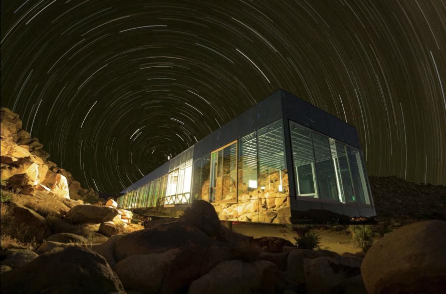 Cum arată în interior „Casa invizibilă”, acoperită cu oglinzi, care se camuflează perfect în decor. Locuința a fost scoasă la vânzare   998035