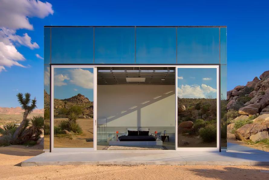 Cum arată în interior „Casa invizibilă”, acoperită cu oglinzi, care se camuflează perfect în decor. Locuința a fost scoasă la vânzare   998036