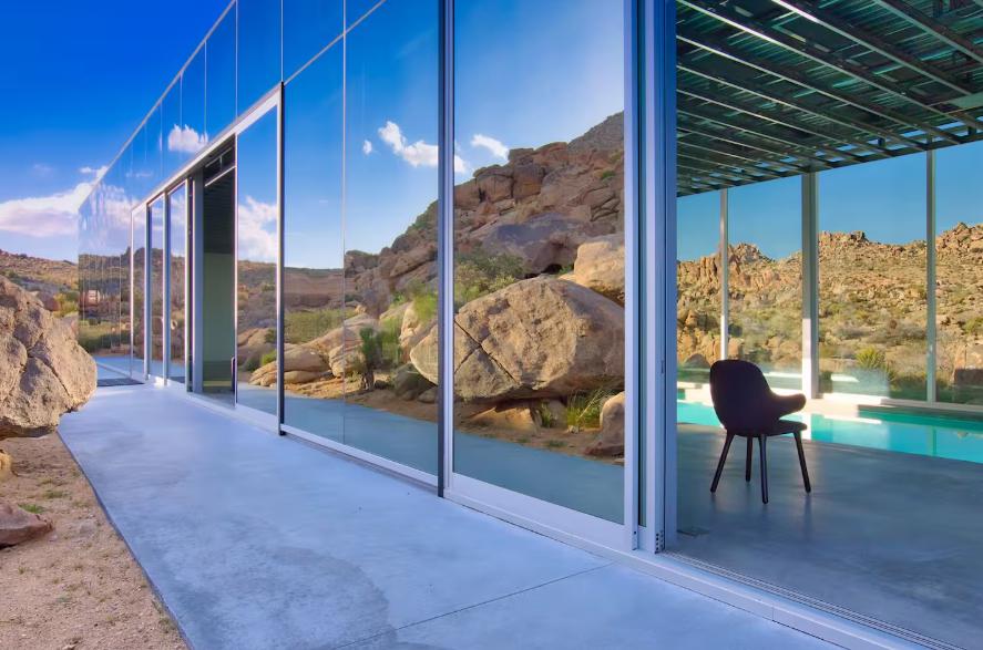 Cum arată în interior „Casa invizibilă”, acoperită cu oglinzi, care se camuflează perfect în decor. Locuința a fost scoasă la vânzare   998037