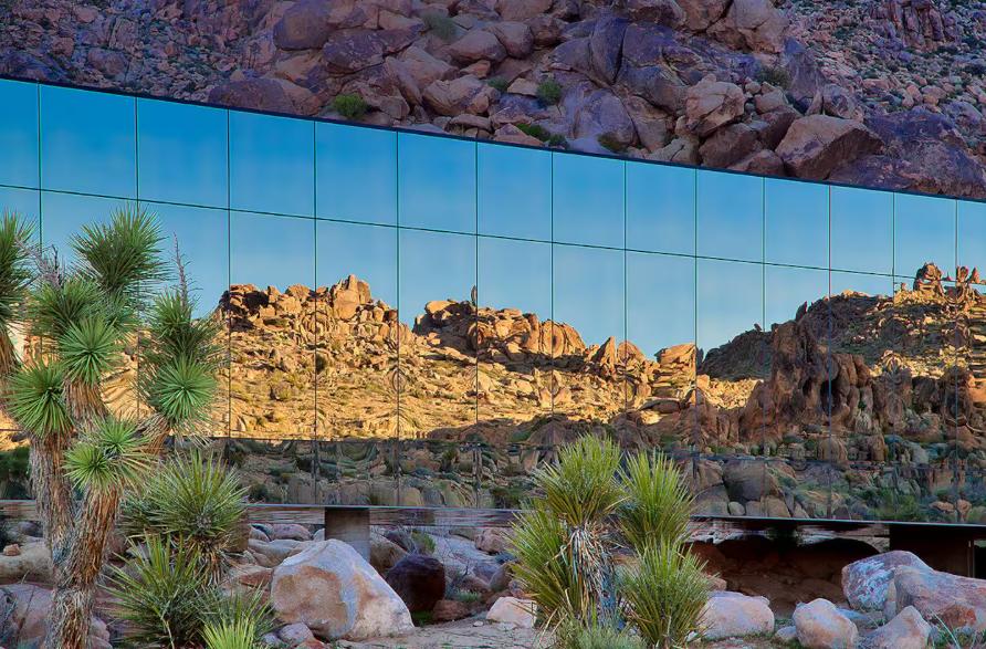 Cum arată în interior „Casa invizibilă”, acoperită cu oglinzi, care se camuflează perfect în decor. Locuința a fost scoasă la vânzare   998038