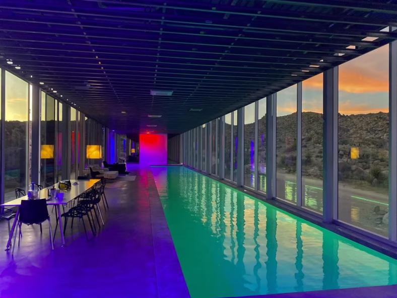 Cum arată în interior „Casa invizibilă”, acoperită cu oglinzi, care se camuflează perfect în decor. Locuința a fost scoasă la vânzare   998039