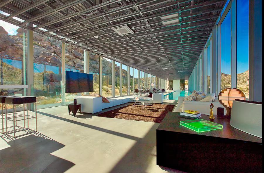 Cum arată în interior „Casa invizibilă”, acoperită cu oglinzi, care se camuflează perfect în decor. Locuința a fost scoasă la vânzare   998040